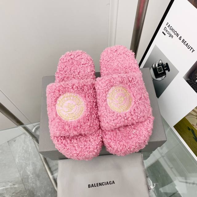 顶级版本 厚底真羊毛！新色！Balenciag 巴黎世家潮品毛拖 ！ 最新的 Political Campaign 徽标刺绣！高级感满满当当！ 欧美名媛 明星